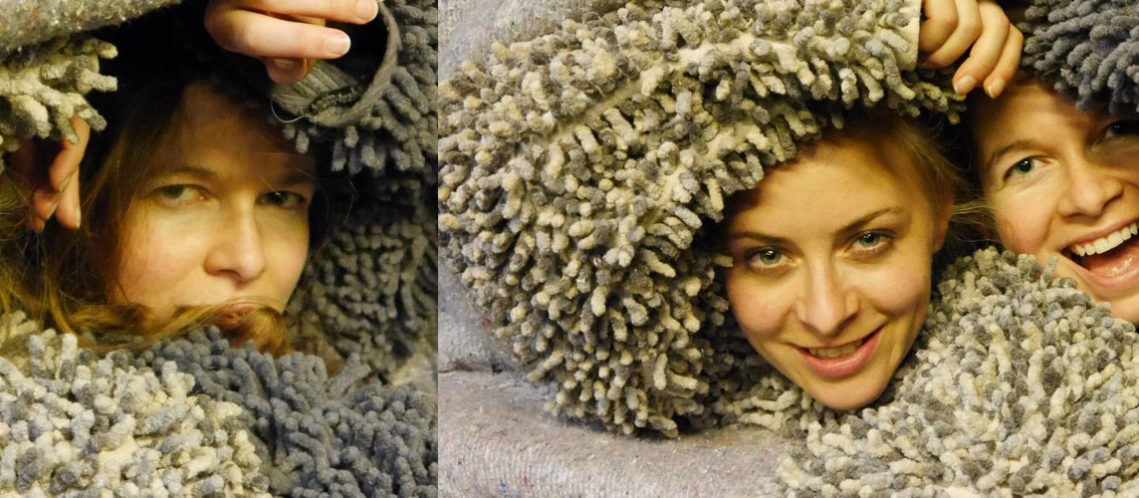 Mücke und Motte – unterm Sofa, hinten links - Theater Rootslöffel